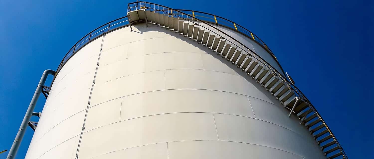 Oil storage tank